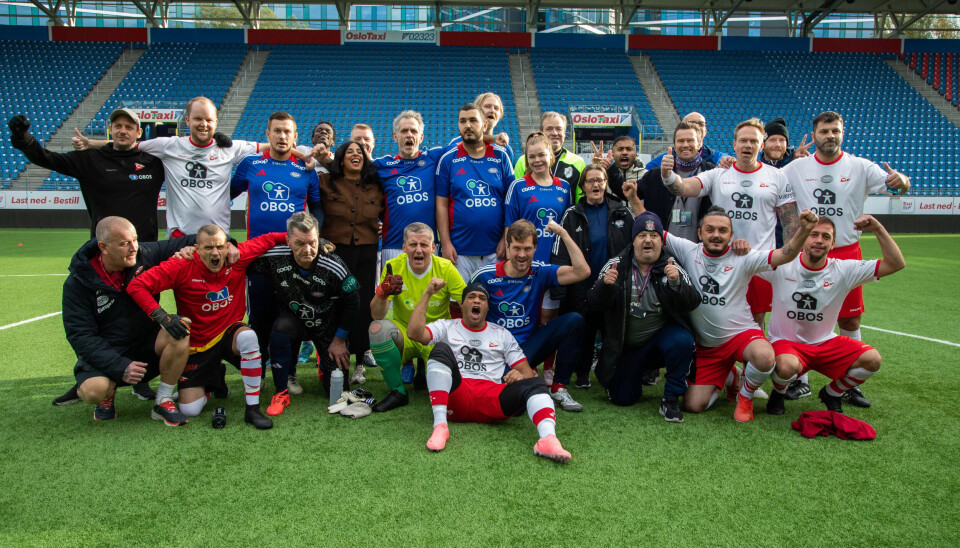 FELLESSKAP: Vålerenga møtte Frederikstad til jubilumskamp. På fellesbildet er også kulturminister Lubna Jaffery, som blåste i gang kampen. FELLESSKAP: Vålerenga møtte Frederikstad til jubilumskamp. På fellesbildet er også kulturminister Lubna Jaffery, som blåste i gang kampen.