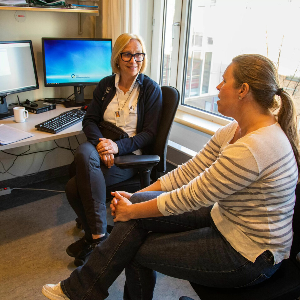 SAMARBEID: Barnepleier Siri Aaveren i prat med barnesykepleier Camilla Kristiansen SAMARBEID: Barnepleier Siri Aaveren i prat med barnesykepleier Camilla Kristiansen