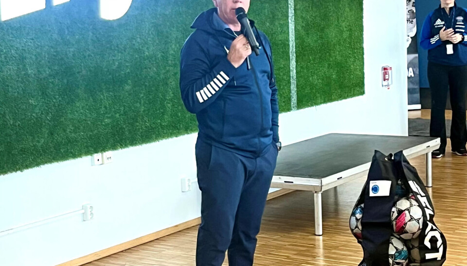FESTTALE: Arne Knoph fra Fotballstiftelsen bidro under ti-års feiringen. I bakgrunnen daglig leder i Vålerenga Samfunn Jannicke Aas FESTTALE: Arne Knoph fra Fotballstiftelsen bidro under ti-års feiringen. I bakgrunnen daglig leder i Vålerenga Samfunn Jannicke Aas
