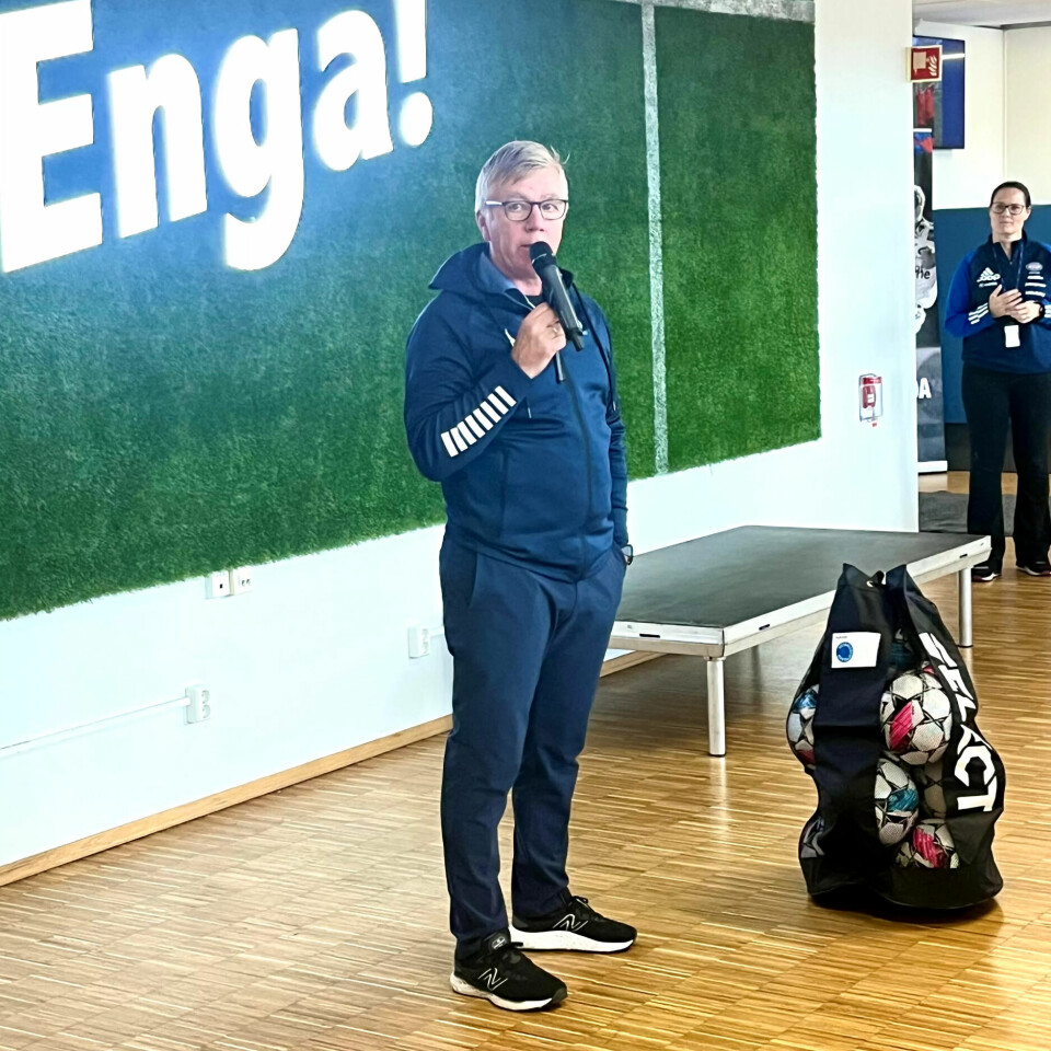 FESTTALE: Arne Knoph fra Fotballstiftelsen bidro under ti-års feiringen. I bakgrunnen daglig leder i Vålerenga Samfunn Jannicke Aas FESTTALE: Arne Knoph fra Fotballstiftelsen bidro under ti-års feiringen. I bakgrunnen daglig leder i Vålerenga Samfunn Jannicke Aas