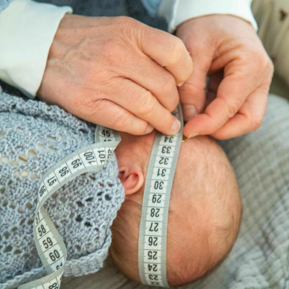 PASSE VEKST: Barnepleierne følger også med på at hodet vokser i normal fart PASSE VEKST: Barnepleierne følger også med på at hodet vokser i normal fart