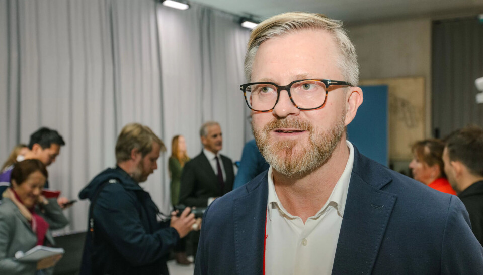 YS-leder Hans-Erik Skjæggerud åpner for NHOs krav om å utrede endringer i sykelønnsordningen. YS-leder Hans-Erik Skjæggerud åpner for NHOs krav om å utrede endringer i sykelønnsordningen.