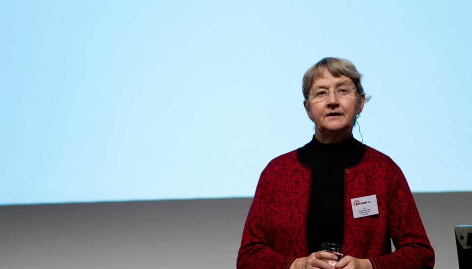 TRENGER BEDRE STATISTIKK: –Vi ønsker at arbeidslivsmyndighetene etablerer en statistikk over dødsfall i arbeidslivet som er god nok til at man kan følge risiko i ulike bransjer, yrker og typer arbeid over tid. I tillegg må de enkelte dødsulykkene granskes slik at man kan lære hvordan de kunne vært unngått. Statens Havarikommisjon gjør det allerede for transportulykker sier arbeidsmedisiner Ebba Wergeland i Arbeidstilsynet. TRENGER BEDRE STATISTIKK: –Vi ønsker at arbeidslivsmyndighetene etablerer en statistikk over dødsfall i arbeidslivet som er god nok til at man kan følge risiko i ulike bransjer, yrker og typer arbeid over tid. I tillegg må de enkelte dødsulykkene granskes slik at man kan lære hvordan de kunne vært unngått. Statens Havarikommisjon gjør det allerede for transportulykker sier arbeidsmedisiner Ebba Wergeland i Arbeidstilsynet.