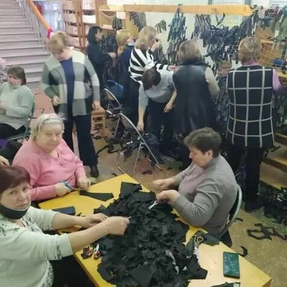 REDDER KULTUREN: På biblioteket i Chmelnitskiy veves kamuflasjenett som brukes for å bevare kulturskattene i landet. REDDER KULTUREN: På biblioteket i Chmelnitskiy veves kamuflasjenett som brukes for å bevare kulturskattene i landet.