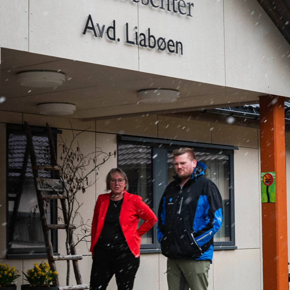 SMÅ FORHOLD: Mannen til Eli Norunn Furnes Fjærli er vaktmester på huset, og moren til Eirik Asphol Stivold er også ansatt i helsesektoren. – Familiebedrift, ler Fjærli. SMÅ FORHOLD: Mannen til Eli Norunn Furnes Fjærli er vaktmester på huset, og moren til Eirik Asphol Stivold er også ansatt i helsesektoren. – Familiebedrift, ler Fjærli.