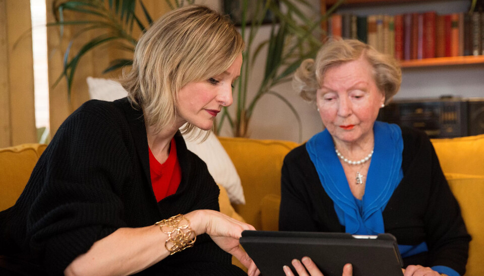 Inga Marte Thorkildsen, byråd for eldre, helse og sosiale tjenester i Oslo, og Aase Bunes (85). Thorkildsen forteller Bunes om eldreomsorgen i Oslo. Inga Marte Thorkildsen, byråd for eldre, helse og sosiale tjenester i Oslo, og Aase Bunes (85). Thorkildsen forteller Bunes om eldreomsorgen i Oslo.