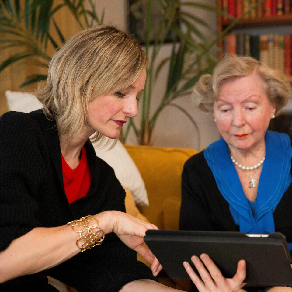 Inga Marte Thorkildsen, byråd for eldre, helse og sosiale tjenester i Oslo, og Aase Bunes (85). Thorkildsen forteller Bunes om eldreomsorgen i Oslo. Inga Marte Thorkildsen, byråd for eldre, helse og sosiale tjenester i Oslo, og Aase Bunes (85). Thorkildsen forteller Bunes om eldreomsorgen i Oslo.