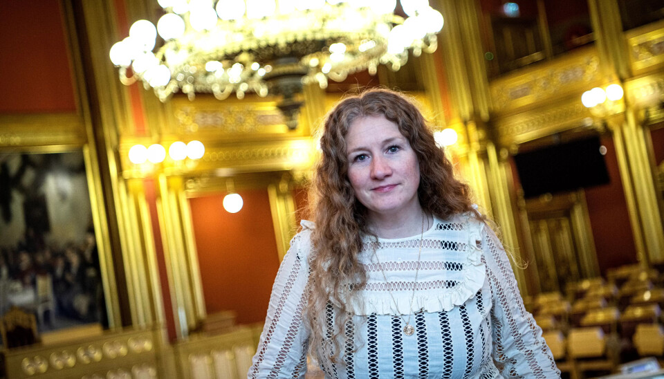 STORTINGSSALEN: Tuva Moflag har stor respekt for å få lov til å være en av de valgte til Stortinget. – Her må alle opptre med respekt, sier hun. STORTINGSSALEN: Tuva Moflag har stor respekt for å få lov til å være en av de valgte til Stortinget. – Her må alle opptre med respekt, sier hun.