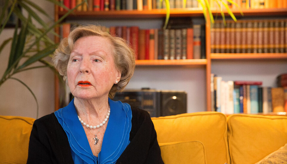 Aase Bunes (85) gleder seg over at hun har fått en fast hjemmehjelper som besøker henne flere ganger i uken. -- Med henne kan jeg snakke om alt, sier Bunes. Aase Bunes (85) gleder seg over at hun har fått en fast hjemmehjelper som besøker henne flere ganger i uken. -- Med henne kan jeg snakke om alt, sier Bunes.