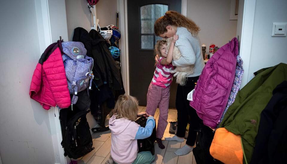 MORGENRUSHET: Erle og Alva skal avgårde, men det er mye som må sjekkes først. Stella venter tålmodig på tur. Hun vet at ungene har førsteprioritet. MORGENRUSHET: Erle og Alva skal avgårde, men det er mye som må sjekkes først. Stella venter tålmodig på tur. Hun vet at ungene har førsteprioritet.