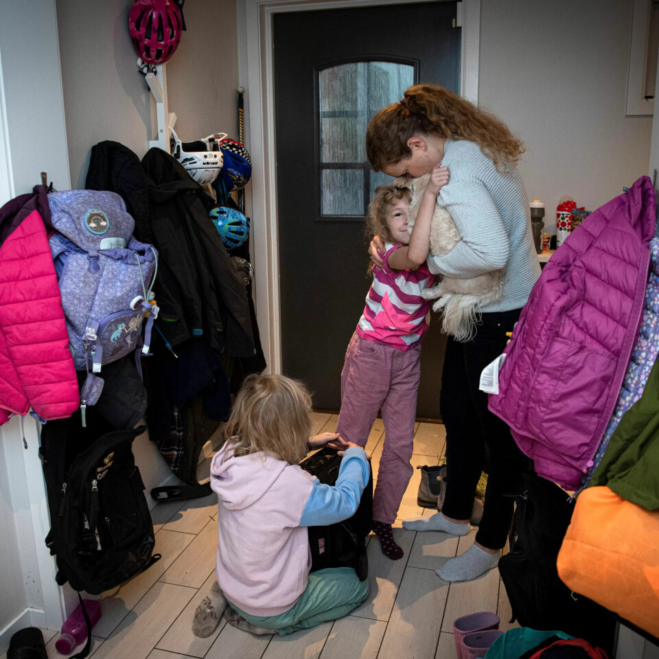 MORGENRUSHET: Erle og Alva skal avgårde, men det er mye som må sjekkes først. Stella venter tålmodig på tur. Hun vet at ungene har førsteprioritet. MORGENRUSHET: Erle og Alva skal avgårde, men det er mye som må sjekkes først. Stella venter tålmodig på tur. Hun vet at ungene har førsteprioritet.