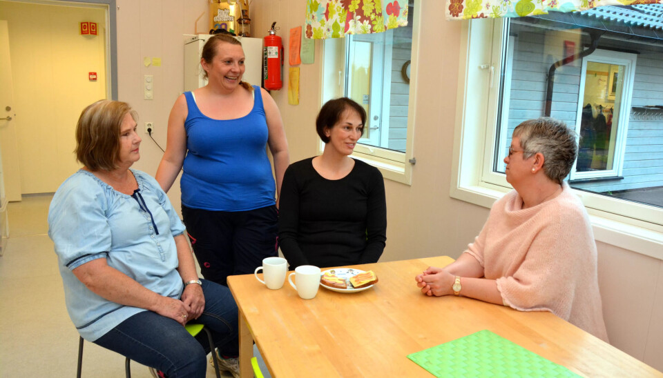 DELTE MENINGER: Assistent Mette Myrtrøn (f.v.), tillitsvalgt Berit Kristine Solheim, fagarbeider Marit K. Hansen og hjelpepleier Elin Gebuhr er uenige om hva som er best for Re. DELTE MENINGER: Assistent Mette Myrtrøn (f.v.), tillitsvalgt Berit Kristine Solheim, fagarbeider Marit K. Hansen og hjelpepleier Elin Gebuhr er uenige om hva som er best for Re.