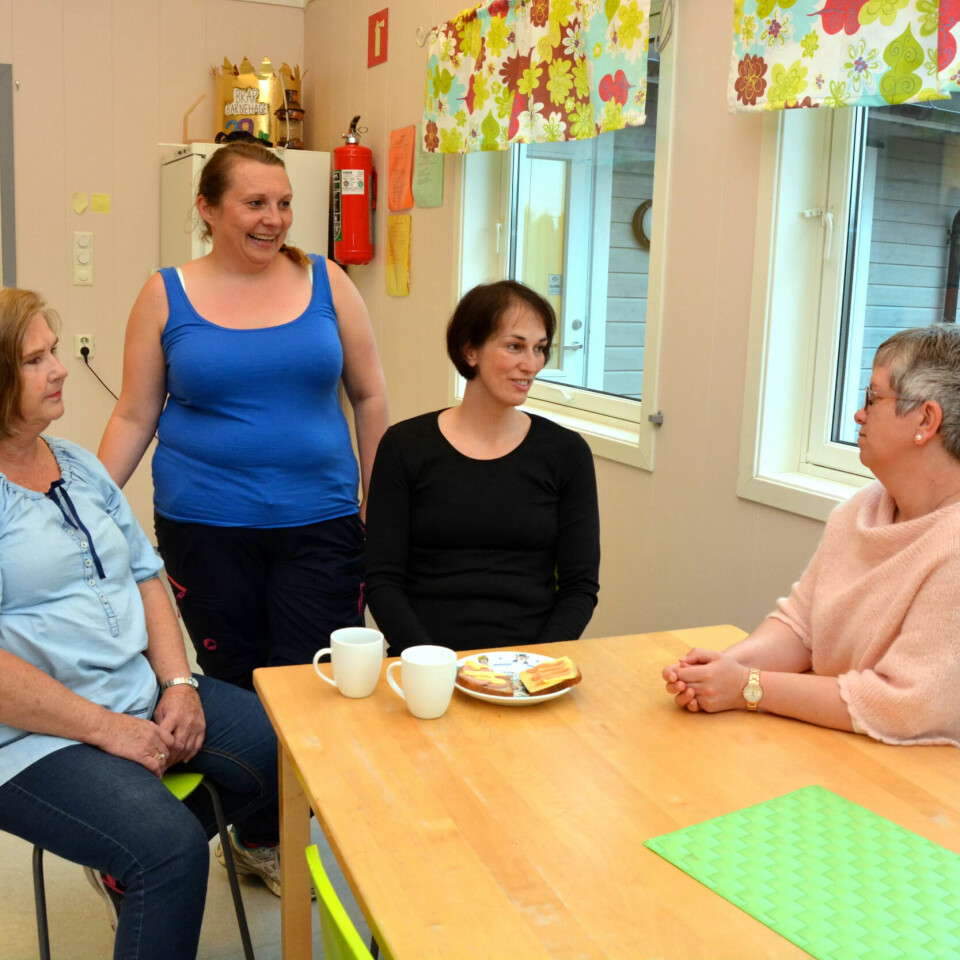 DELTE MENINGER: Assistent Mette Myrtrøn (f.v.), tillitsvalgt Berit Kristine Solheim, fagarbeider Marit K. Hansen og hjelpepleier Elin Gebuhr er uenige om hva som er best for Re. DELTE MENINGER: Assistent Mette Myrtrøn (f.v.), tillitsvalgt Berit Kristine Solheim, fagarbeider Marit K. Hansen og hjelpepleier Elin Gebuhr er uenige om hva som er best for Re.