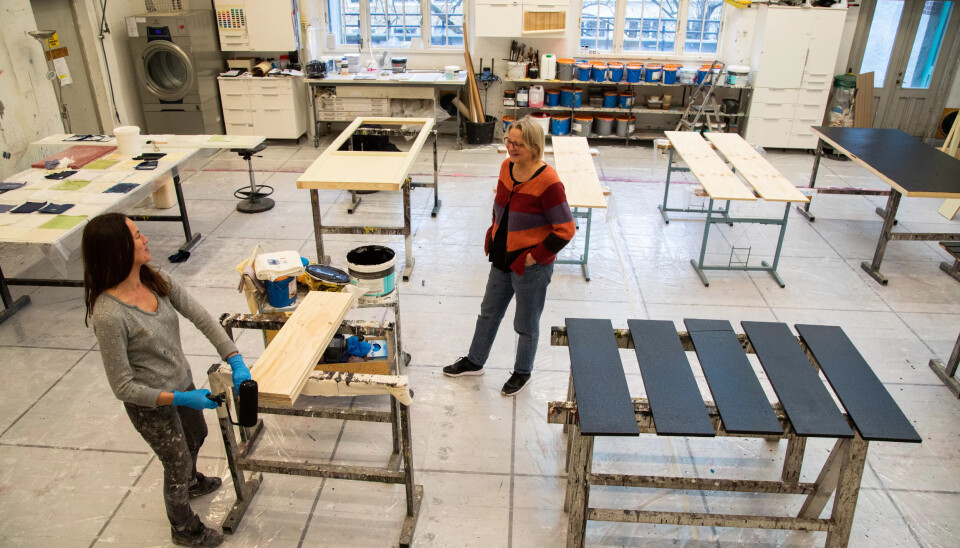 FLYTTEFOT: Nina Seim og teatermaler Maria Hjelmeland i dagens malersal. Snart skal de flytte til større lokaler. FLYTTEFOT: Nina Seim og teatermaler Maria Hjelmeland i dagens malersal. Snart skal de flytte til større lokaler.