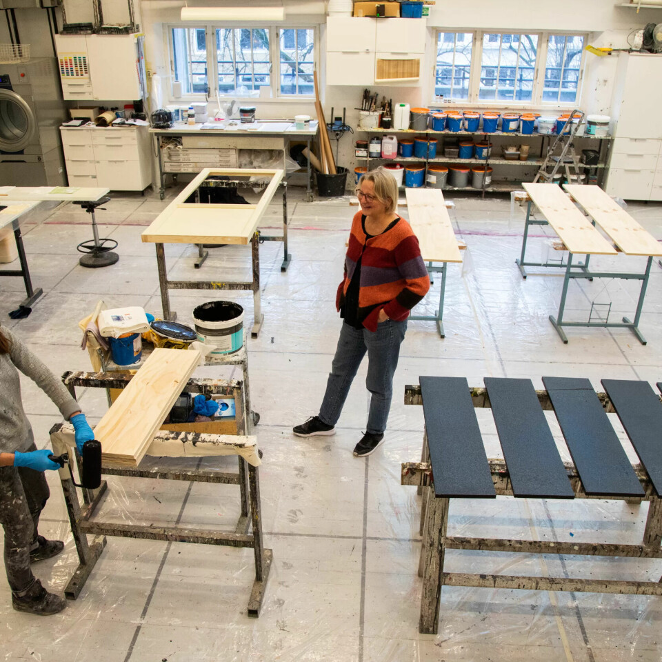 FLYTTEFOT: Nina Seim og teatermaler Maria Hjelmeland i dagens malersal. Snart skal de flytte til større lokaler. FLYTTEFOT: Nina Seim og teatermaler Maria Hjelmeland i dagens malersal. Snart skal de flytte til større lokaler.