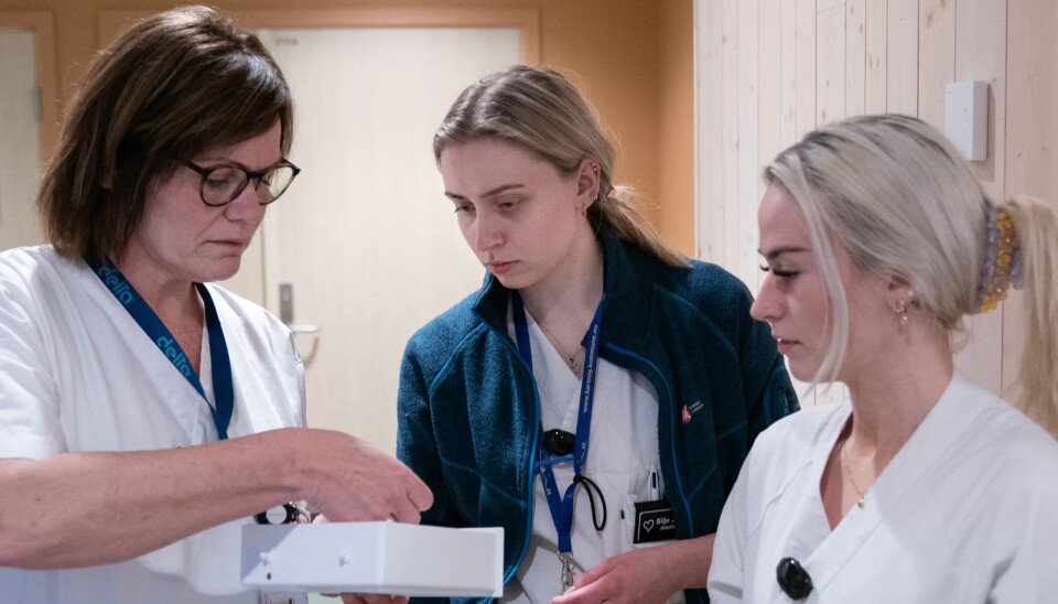 MEDISIN PÅ AGENDAEN: Hjelpepleier May Brit Bang (f.v.), helsefagarbeider Silje Eike og lærling Madelen Mæland henter ut medisin. Det er tre ansatte på vakt på natta. I dag får de hjelp av en lærling i tillegg. MEDISIN PÅ AGENDAEN: Hjelpepleier May Brit Bang (f.v.), helsefagarbeider Silje Eike og lærling Madelen Mæland henter ut medisin. Det er tre ansatte på vakt på natta. I dag får de hjelp av en lærling i tillegg.