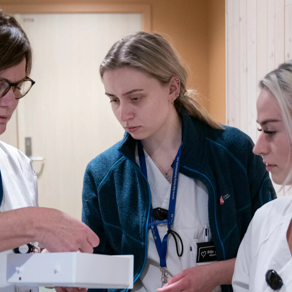 MEDISIN PÅ AGENDAEN: Hjelpepleier May Brit Bang (f.v.), helsefagarbeider Silje Eike og lærling Madelen Mæland henter ut medisin. Det er tre ansatte på vakt på natta. I dag får de hjelp av en lærling i tillegg. MEDISIN PÅ AGENDAEN: Hjelpepleier May Brit Bang (f.v.), helsefagarbeider Silje Eike og lærling Madelen Mæland henter ut medisin. Det er tre ansatte på vakt på natta. I dag får de hjelp av en lærling i tillegg.