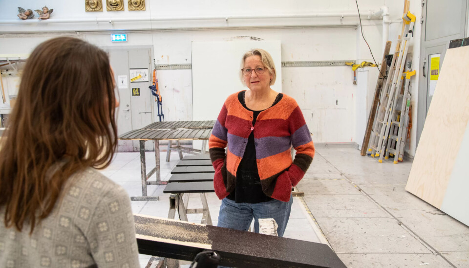 GLEDE: Å jobbe med farger og materialer og å føle seg som del av noe større er det beste med jobben, synes Nina Seim. GLEDE: Å jobbe med farger og materialer og å føle seg som del av noe større er det beste med jobben, synes Nina Seim.