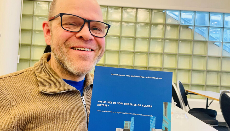 NY RAPPORT: Bjarne Kjeldsen med en tidligere kirkerapport. Nå har han skrevet om framtidig krematriebehov. NY RAPPORT: Bjarne Kjeldsen med en tidligere kirkerapport. Nå har han skrevet om framtidig krematriebehov.