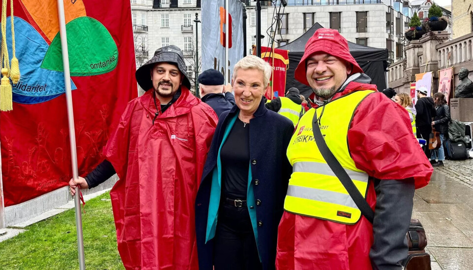GOD STEMNING: LO-leder Peggy Hessen Følsvik flankert av Bashir Khawaja (t.v.) og Alex Vlatkovic fra Fagforbundet Pleie og Omsorg. GOD STEMNING: LO-leder Peggy Hessen Følsvik flankert av Bashir Khawaja (t.v.) og Alex Vlatkovic fra Fagforbundet Pleie og Omsorg.