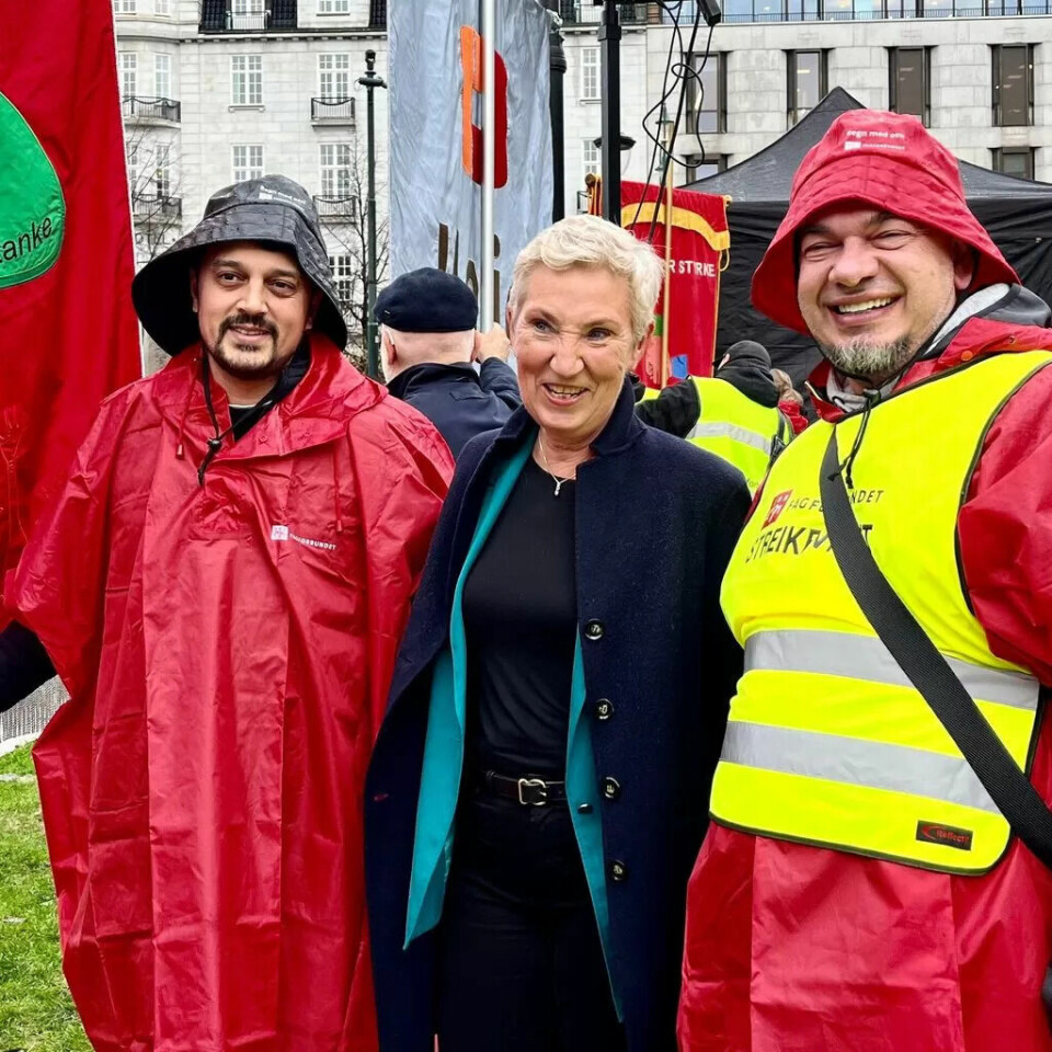 GOD STEMNING: LO-leder Peggy Hessen Følsvik flankert av Bashir Khawaja (t.v.) og Alex Vlatkovic fra Fagforbundet Pleie og Omsorg. GOD STEMNING: LO-leder Peggy Hessen Følsvik flankert av Bashir Khawaja (t.v.) og Alex Vlatkovic fra Fagforbundet Pleie og Omsorg.