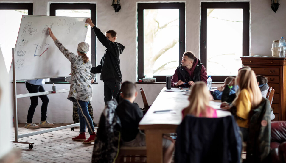 SIKKERHET: I skoletimen lærer barna at det alltid skal være minst to vegger mellom deg selv og nærmeste vindu. SIKKERHET: I skoletimen lærer barna at det alltid skal være minst to vegger mellom deg selv og nærmeste vindu.