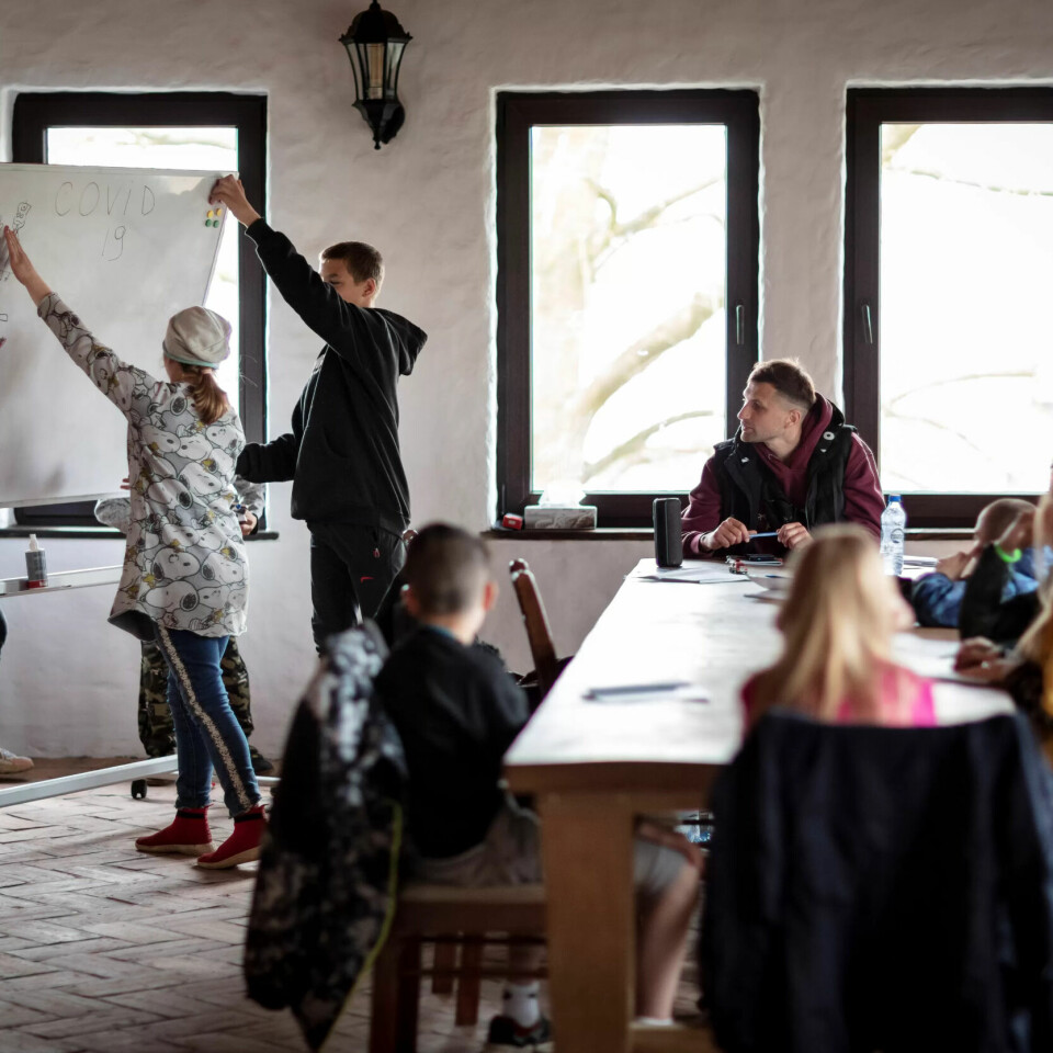 SIKKERHET: I skoletimen lærer barna at det alltid skal være minst to vegger mellom deg selv og nærmeste vindu. SIKKERHET: I skoletimen lærer barna at det alltid skal være minst to vegger mellom deg selv og nærmeste vindu.