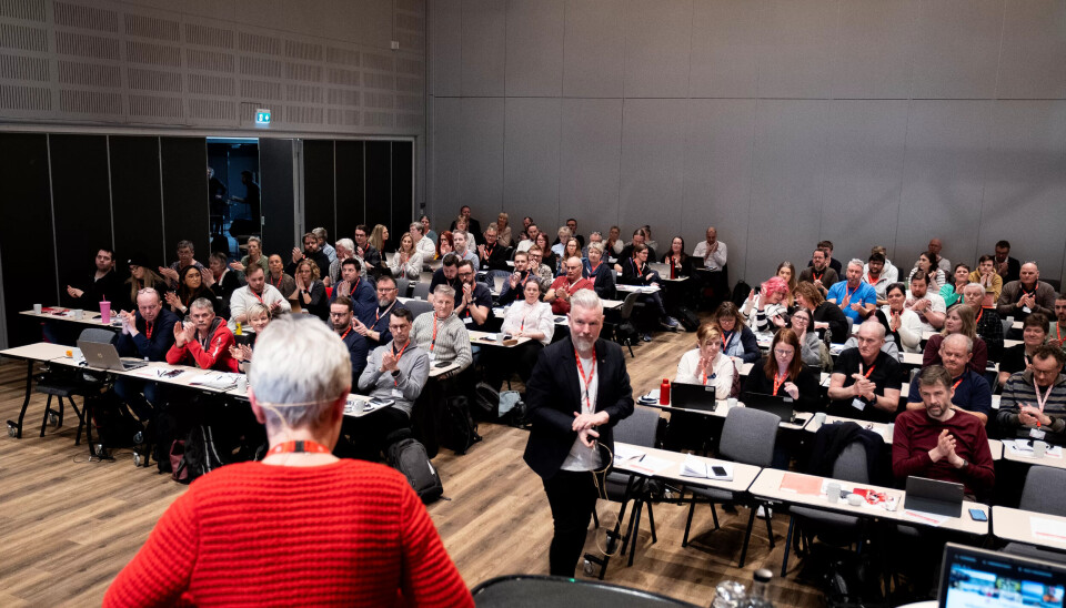 GA STØTTE: LOs regionkonferanse i Trøndelag samlet seg torsdag bak en uttalelse til støtte for sine kolleger i Olavshallen. Her er Peggy Hessen Følsvik på vei mot LO Trøndelag-topp Kristian Tangen. GA STØTTE: LOs regionkonferanse i Trøndelag samlet seg torsdag bak en uttalelse til støtte for sine kolleger i Olavshallen. Her er Peggy Hessen Følsvik på vei mot LO Trøndelag-topp Kristian Tangen.