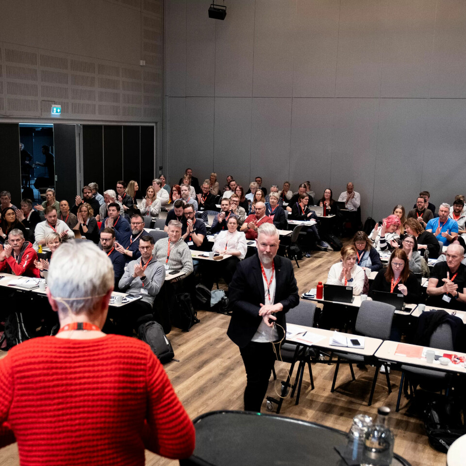 GA STØTTE: LOs regionkonferanse i Trøndelag samlet seg torsdag bak en uttalelse til støtte for sine kolleger i Olavshallen. Her er Peggy Hessen Følsvik på vei mot LO Trøndelag-topp Kristian Tangen. GA STØTTE: LOs regionkonferanse i Trøndelag samlet seg torsdag bak en uttalelse til støtte for sine kolleger i Olavshallen. Her er Peggy Hessen Følsvik på vei mot LO Trøndelag-topp Kristian Tangen.