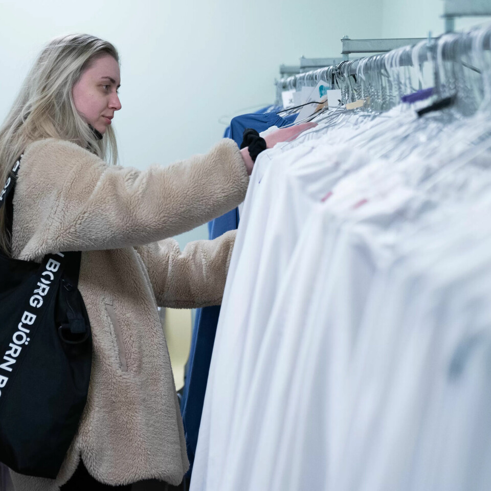 JOBBANTREKK: Så var det å finne en uniform som passer, da. Helsefagarbeider Silje Eike leiter seg gjennom stativet før hun skal på nattevakt. JOBBANTREKK: Så var det å finne en uniform som passer, da. Helsefagarbeider Silje Eike leiter seg gjennom stativet før hun skal på nattevakt.