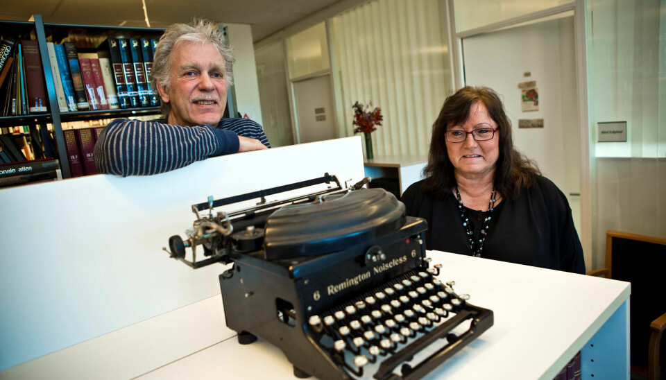 FREDSMEGLERE: Språkrådet får mange spørsmål om språk. Noen ganger skriver folk at de har en diskusjon og trenger hjelp for å avverge håmdgemeng. Arkivleder Vigdis Nilssen (tv) og Jan Hoel jobber i Språkrådet FREDSMEGLERE: Språkrådet får mange spørsmål om språk. Noen ganger skriver folk at de har en diskusjon og trenger hjelp for å avverge håmdgemeng. Arkivleder Vigdis Nilssen (tv) og Jan Hoel jobber i Språkrådet
