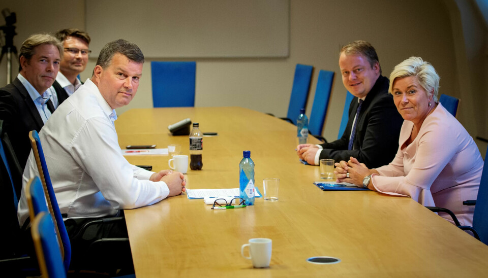 FrP-leder Siv Jensen hadde med seg partiets arbeidspolitiske talsperson, Erlend Wiborg på møtet med Hans-Christian Gabrielsen, Wegard Harsvik og Roger Bjørnstad. FrP-leder Siv Jensen hadde med seg partiets arbeidspolitiske talsperson, Erlend Wiborg på møtet med Hans-Christian Gabrielsen, Wegard Harsvik og Roger Bjørnstad.