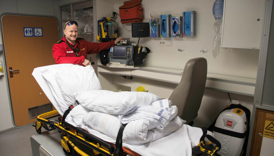 TIL LANDS OG TIL VANNS: Sykestua på ambulansebåten er arbeidspassen til Ivan Solbakken de seks ukene har går i denne turnusen. De neste seks ukene arbeider han i ambulanse på land. TIL LANDS OG TIL VANNS: Sykestua på ambulansebåten er arbeidspassen til Ivan Solbakken de seks ukene har går i denne turnusen. De neste seks ukene arbeider han i ambulanse på land.