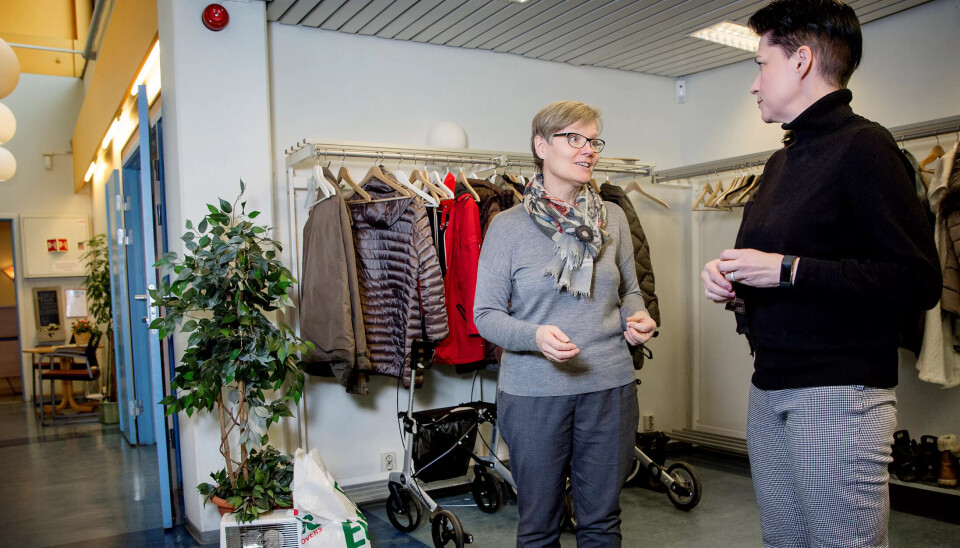 SMÅ GREP: Sigrid Aketun og Jennie Rönnqvist er enige i at det er mulig å gjøre de fleste dagsentra mer demensvennlige med små, viktige endringer. SMÅ GREP: Sigrid Aketun og Jennie Rönnqvist er enige i at det er mulig å gjøre de fleste dagsentra mer demensvennlige med små, viktige endringer.