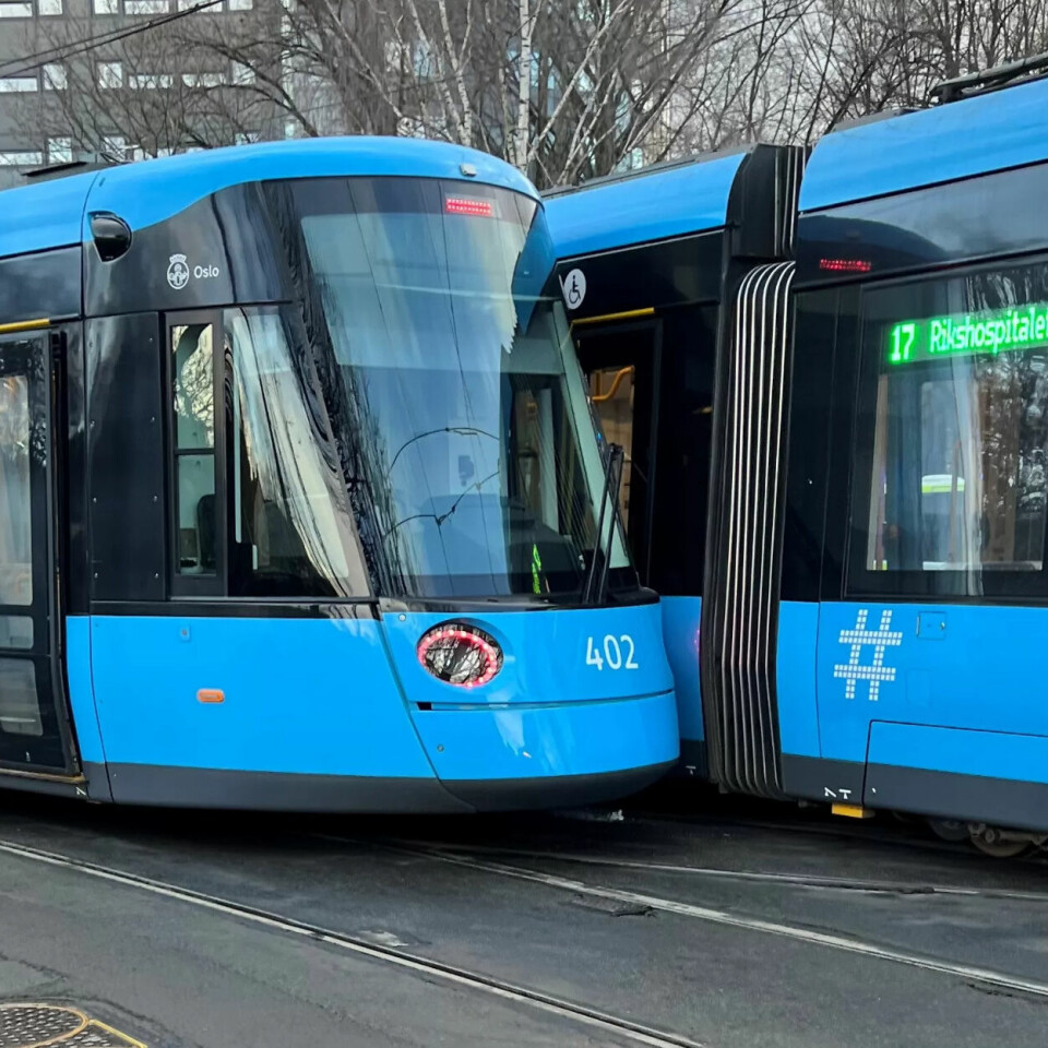NÆRKONTAKT: To trikker kræsjet inn i hverandre på Nybrua i Oslo. Etter det Fagbladet erfarer, oppgir fører på trikken som kjørte feil at vekslerfeil var årsaken. NÆRKONTAKT: To trikker kræsjet inn i hverandre på Nybrua i Oslo. Etter det Fagbladet erfarer, oppgir fører på trikken som kjørte feil at vekslerfeil var årsaken.