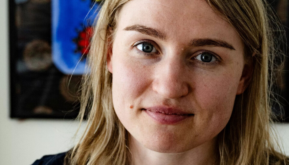 TAKKNEMLIG: Aleksandra blir satt stor pris på av utenlandske arbeidstakere. Her med et glassmaleri hun fikk av Robert Novak, en polsk snekker hun har bistått i en årrekke. TAKKNEMLIG: Aleksandra blir satt stor pris på av utenlandske arbeidstakere. Her med et glassmaleri hun fikk av Robert Novak, en polsk snekker hun har bistått i en årrekke.