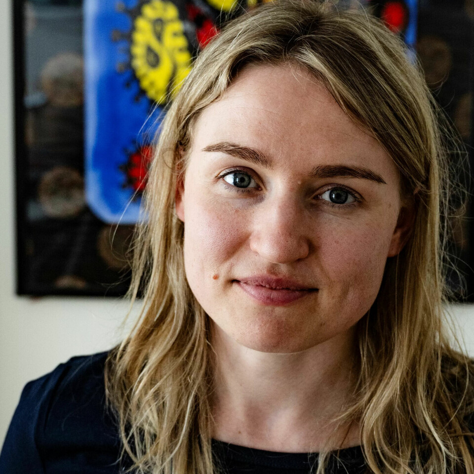 TAKKNEMLIG: Aleksandra blir satt stor pris på av utenlandske arbeidstakere. Her med et glassmaleri hun fikk av Robert Novak, en polsk snekker hun har bistått i en årrekke. TAKKNEMLIG: Aleksandra blir satt stor pris på av utenlandske arbeidstakere. Her med et glassmaleri hun fikk av Robert Novak, en polsk snekker hun har bistått i en årrekke.