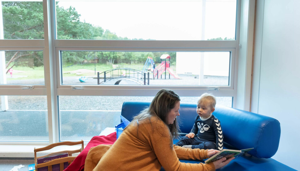 TÅRENE TØRKER: Når Monica tar fram billedboka glemmer Ulrik et øyeblikk at mamma og pappa har gått. TÅRENE TØRKER: Når Monica tar fram billedboka glemmer Ulrik et øyeblikk at mamma og pappa har gått.