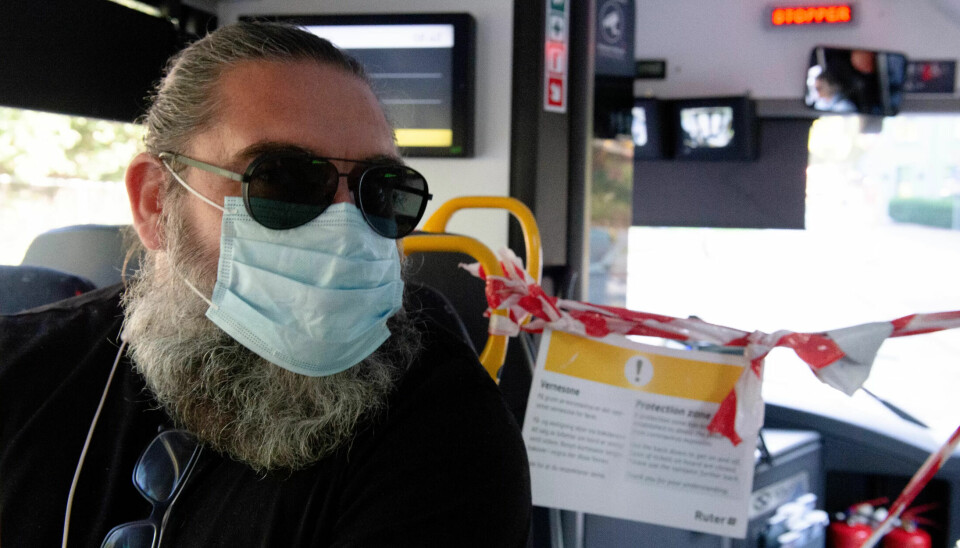 Passasjer Bjørn Gustoff skulle ønske at enda flere hadde tatt på seg munnbind, og synes anbefalingen om det burde ha kommet tidligere. Passasjer Bjørn Gustoff skulle ønske at enda flere hadde tatt på seg munnbind, og synes anbefalingen om det burde ha kommet tidligere.