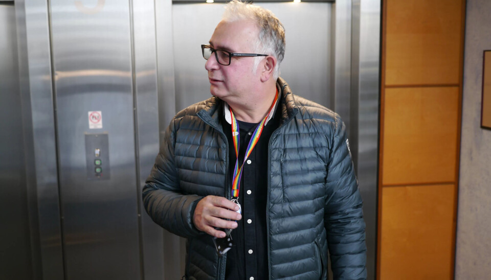 STARTER TIDLIG: Vekkerklokka til Monajemi ringer klokka 6. – Jeg leser aviser, og ordner frokost til datter. Jeg har tre barn, men de eldste har flyttet ut. Så ordner jeg matpakke til meg selv, og hiver meg på sykkelen ned hit, forteller han. STARTER TIDLIG: Vekkerklokka til Monajemi ringer klokka 6. – Jeg leser aviser, og ordner frokost til datter. Jeg har tre barn, men de eldste har flyttet ut. Så ordner jeg matpakke til meg selv, og hiver meg på sykkelen ned hit, forteller han.