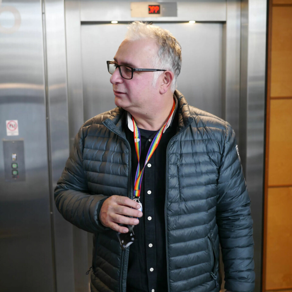 STARTER TIDLIG: Vekkerklokka til Monajemi ringer klokka 6. – Jeg leser aviser, og ordner frokost til datter. Jeg har tre barn, men de eldste har flyttet ut. Så ordner jeg matpakke til meg selv, og hiver meg på sykkelen ned hit, forteller han. STARTER TIDLIG: Vekkerklokka til Monajemi ringer klokka 6. – Jeg leser aviser, og ordner frokost til datter. Jeg har tre barn, men de eldste har flyttet ut. Så ordner jeg matpakke til meg selv, og hiver meg på sykkelen ned hit, forteller han.
