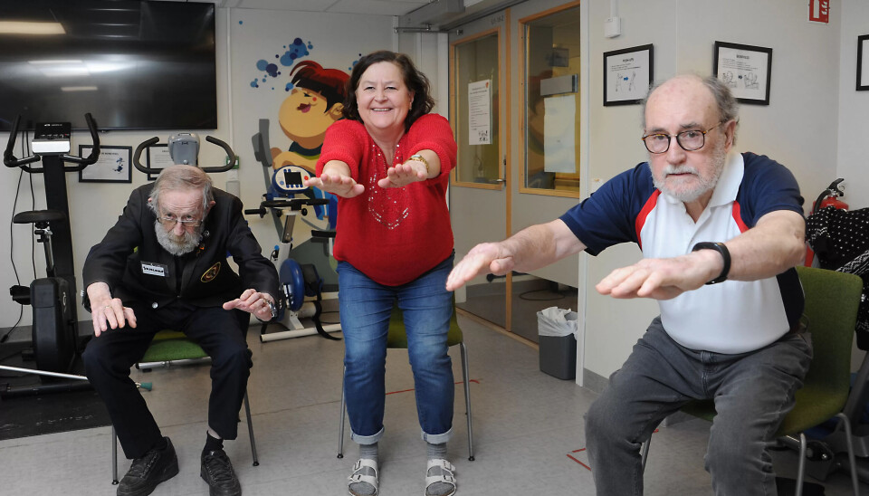 STYRKER SEG: Miljøarbeider på Seniorhuset, Sissel Nygaard, er av og til med i dansegruppa. Hun ser at deltakerne etter en stund har fått økt styrke og bedre balanse. STYRKER SEG: Miljøarbeider på Seniorhuset, Sissel Nygaard, er av og til med i dansegruppa. Hun ser at deltakerne etter en stund har fått økt styrke og bedre balanse.