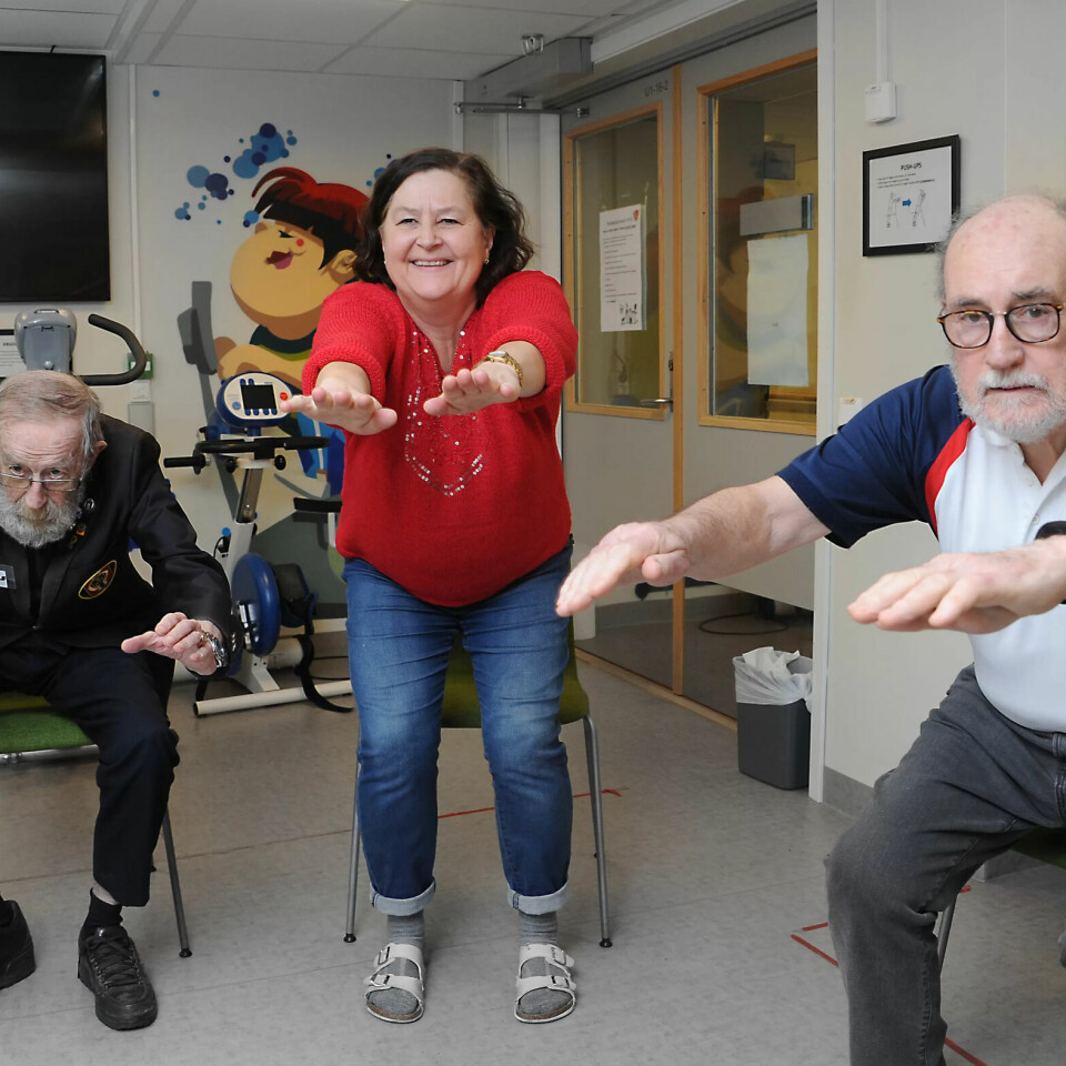 STYRKER SEG: Miljøarbeider på Seniorhuset, Sissel Nygaard, er av og til med i dansegruppa. Hun ser at deltakerne etter en stund har fått økt styrke og bedre balanse. STYRKER SEG: Miljøarbeider på Seniorhuset, Sissel Nygaard, er av og til med i dansegruppa. Hun ser at deltakerne etter en stund har fått økt styrke og bedre balanse.