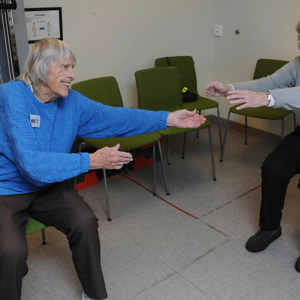 EN GAVE: – Strekk deg mot sidemannen og gi ham eller henne en tung gave. Og til høyre for å ta imot. EN GAVE: – Strekk deg mot sidemannen og gi ham eller henne en tung gave. Og til høyre for å ta imot.