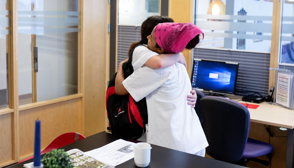 KLEMMER: Når Caballero kommer på jobb på Lillehammer helsehus er det flere av kollegaene som gir henne en klem. Helsefagarbeider Haben Ghiloi (27) er en av dem. KLEMMER: Når Caballero kommer på jobb på Lillehammer helsehus er det flere av kollegaene som gir henne en klem. Helsefagarbeider Haben Ghiloi (27) er en av dem.