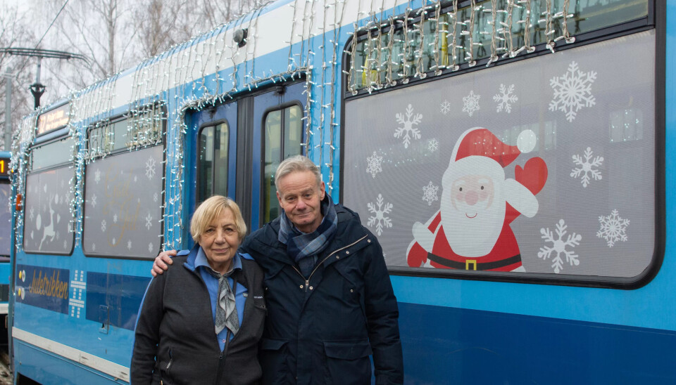 JULESTEMNING: Det er ikke bare julelys som pryder den eminente juletrikken. Vinduene er også dekket i snøkrystaller, reinsdyr og nisser. Trikkefører Lene Beate Petersen og Sporveiens kommunikasjonssjef Cato Asperud. JULESTEMNING: Det er ikke bare julelys som pryder den eminente juletrikken. Vinduene er også dekket i snøkrystaller, reinsdyr og nisser. Trikkefører Lene Beate Petersen og Sporveiens kommunikasjonssjef Cato Asperud.