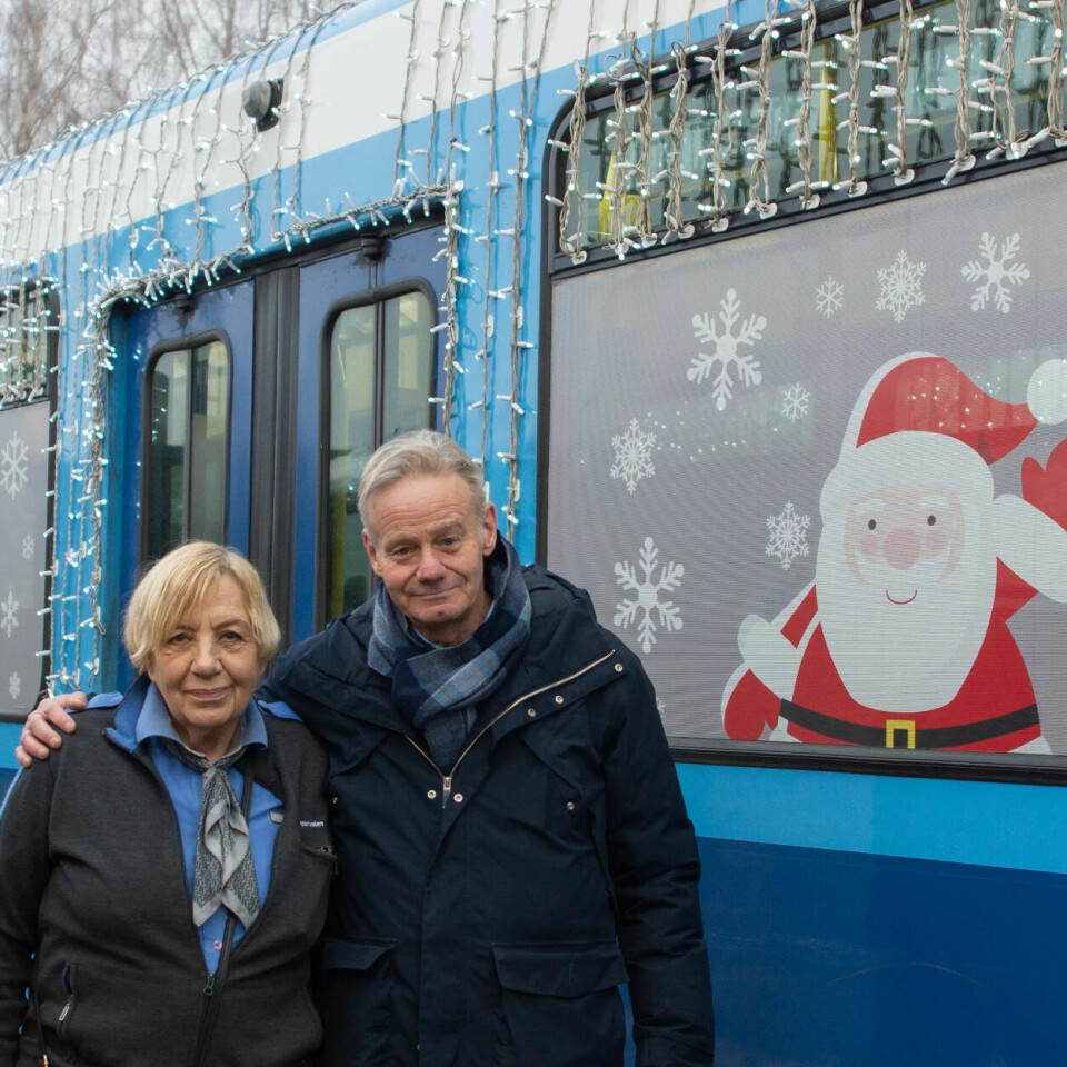 JULESTEMNING: Det er ikke bare julelys som pryder den eminente juletrikken. Vinduene er også dekket i snøkrystaller, reinsdyr og nisser. Trikkefører Lene Beate Petersen og Sporveiens kommunikasjonssjef Cato Asperud. JULESTEMNING: Det er ikke bare julelys som pryder den eminente juletrikken. Vinduene er også dekket i snøkrystaller, reinsdyr og nisser. Trikkefører Lene Beate Petersen og Sporveiens kommunikasjonssjef Cato Asperud.