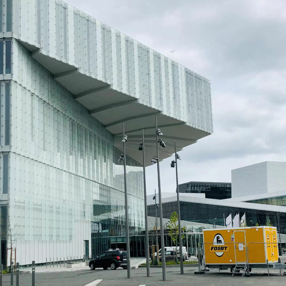 SYNLIG BYGG: Det fem etasjes store bygget tegnet av Lund-Hagem arkitekter og Atelier Oslo på 13000 kvadratmeter lyser opp i Bjørvika i Oslo. SYNLIG BYGG: Det fem etasjes store bygget tegnet av Lund-Hagem arkitekter og Atelier Oslo på 13000 kvadratmeter lyser opp i Bjørvika i Oslo.