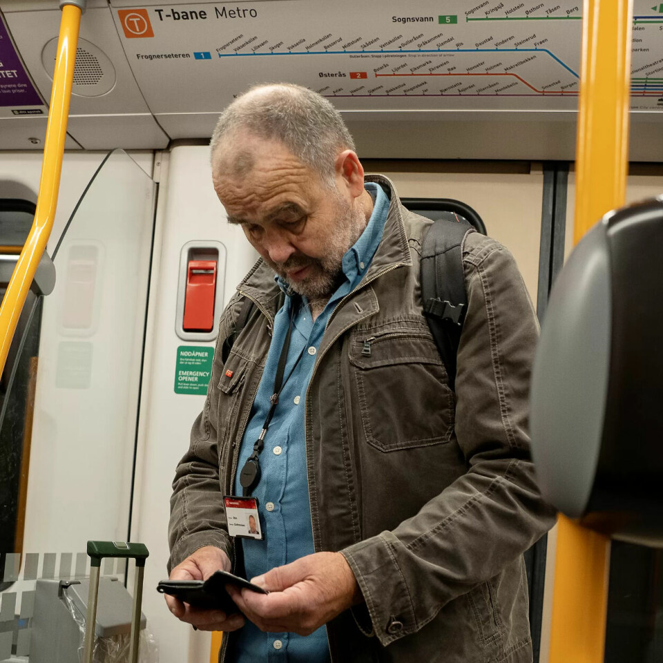 GLAD I KOLLEKTIVTRANSPORT: Stein Guldbrandsen har ikke lappen, og er derfor helt avhengig av sin arbeidsgiver Oslo Sporveier for å få hverdagslogistikken til å gå opp. GLAD I KOLLEKTIVTRANSPORT: Stein Guldbrandsen har ikke lappen, og er derfor helt avhengig av sin arbeidsgiver Oslo Sporveier for å få hverdagslogistikken til å gå opp.