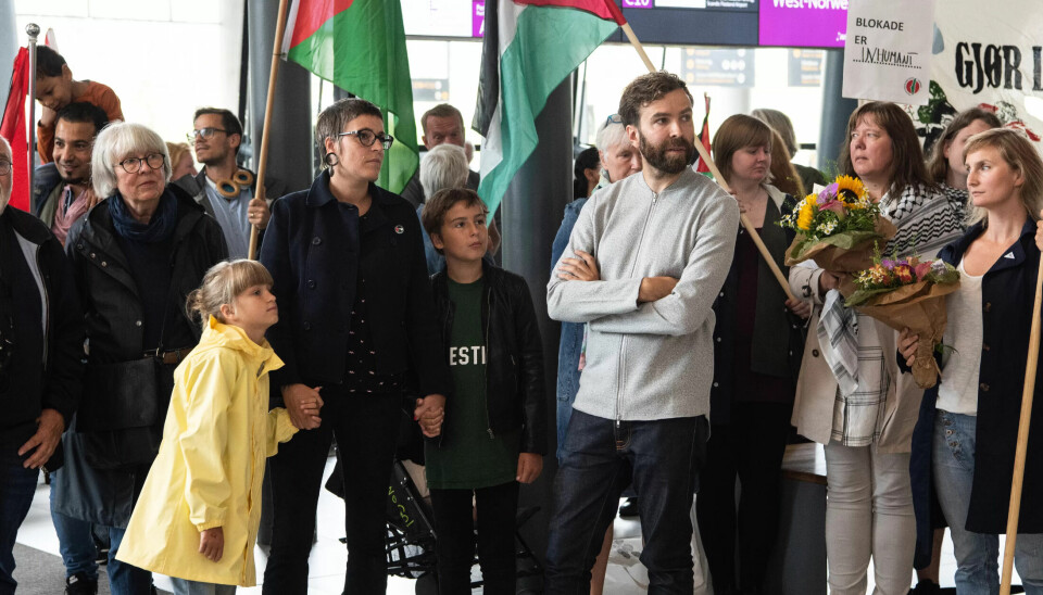 STØTTE: På Flesland i Bergen venten politikere fra SV, familie og en rekke støttespillere da Mikkel Grüner landet torsdag kveld. STØTTE: På Flesland i Bergen venten politikere fra SV, familie og en rekke støttespillere da Mikkel Grüner landet torsdag kveld.